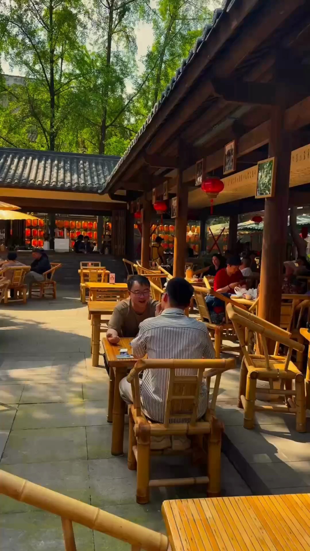 歌唱式短视频案例中的庭院场景